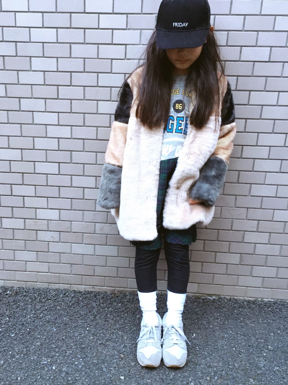「冬コーデ、ファーコート、ノーカラーコート、ZARA KIDS、キャップ、コーデュロイキャップ、スニーカー×靴下、レギンス」｜「ZARA KIDSのアイテム（その他アウター、ベージュ系）」を使った、マチュさん（キッズ・120cm）の冬コーディネートの1枚目の写真