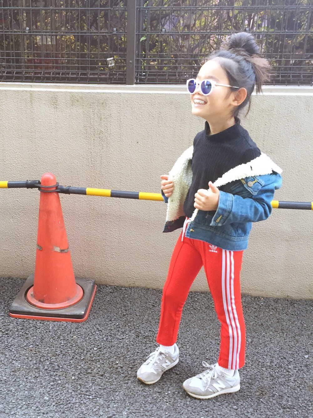 「ジャージ、ジャージーパンツ、ラインパンツ、ボアデニムジャケット、デニムジャケット、ハイネック、黒ハイネック、おだんごヘアー」｜「UNIQLOのGIRLS リブハイネックT（長袖）（その他トップス、ブラック系）」を使った、マチュさん（キッズ・120cm）の冬コーディネートの1枚目の写真