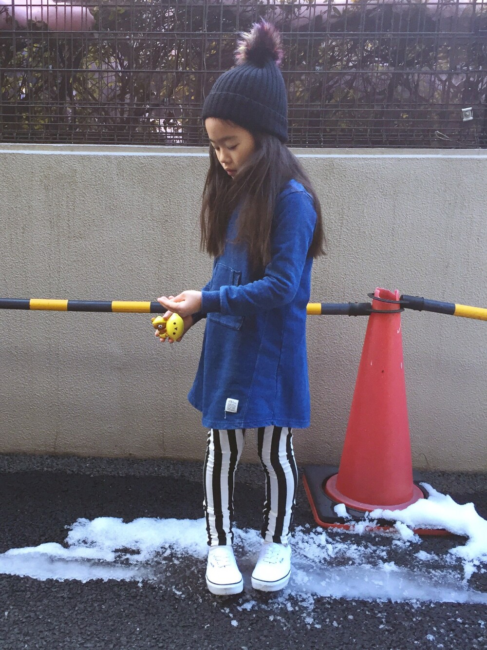 「レギンス、ワンピース、ストライプ、無地、ニット帽」｜「AZUL by moussyのインディゴ裏毛OP（ワンピース、ブルー系）」を使った、マチュさん（キッズ・120cm）の冬コーディネートの1枚目の写真