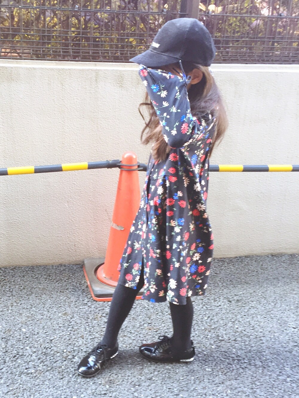 「ワンピース、長袖ワンピース、タイツ、レースアップシューズ、花柄ワンピース、花柄、キャップ」｜「ZARA KIDSのアイテム（キャップ、ブラック系）」を使った、マチュさん（キッズ・120cm）の冬コーディネートの1枚目の写真