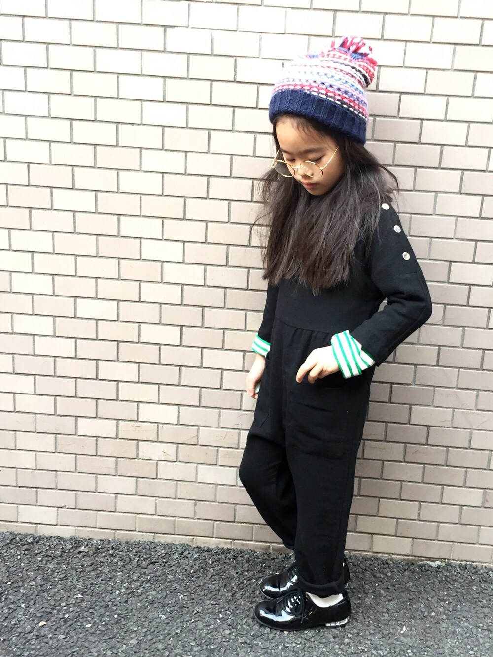 「オールインワン、ニット帽、ポンポン帽子、丸メガネ、レイヤードスタイル、ボーダー、ボーダーTシャツ、ZARA KIDS、ブラックコーデ」｜「ZARA KIDSのアイテム（ニットキャップ/ビーニー、その他）」を使った、マチュさん（キッズ・120cm）の冬コーディネートの1枚目の写真