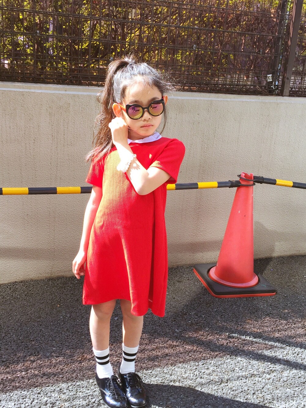 「パリジェンヌ風、ブヘンヌちゃんおめでとう、ワンピース、ラインソックス、レースアップシューズ、おめかしコーデ、ポニーテール、ブヘンヌ生誕祭 2018」｜「ZARA KIDSのアイテム（ワンピース、レッド系）」を使った、マチュさん（キッズ・120cm）の春コーディネートの1枚目の写真