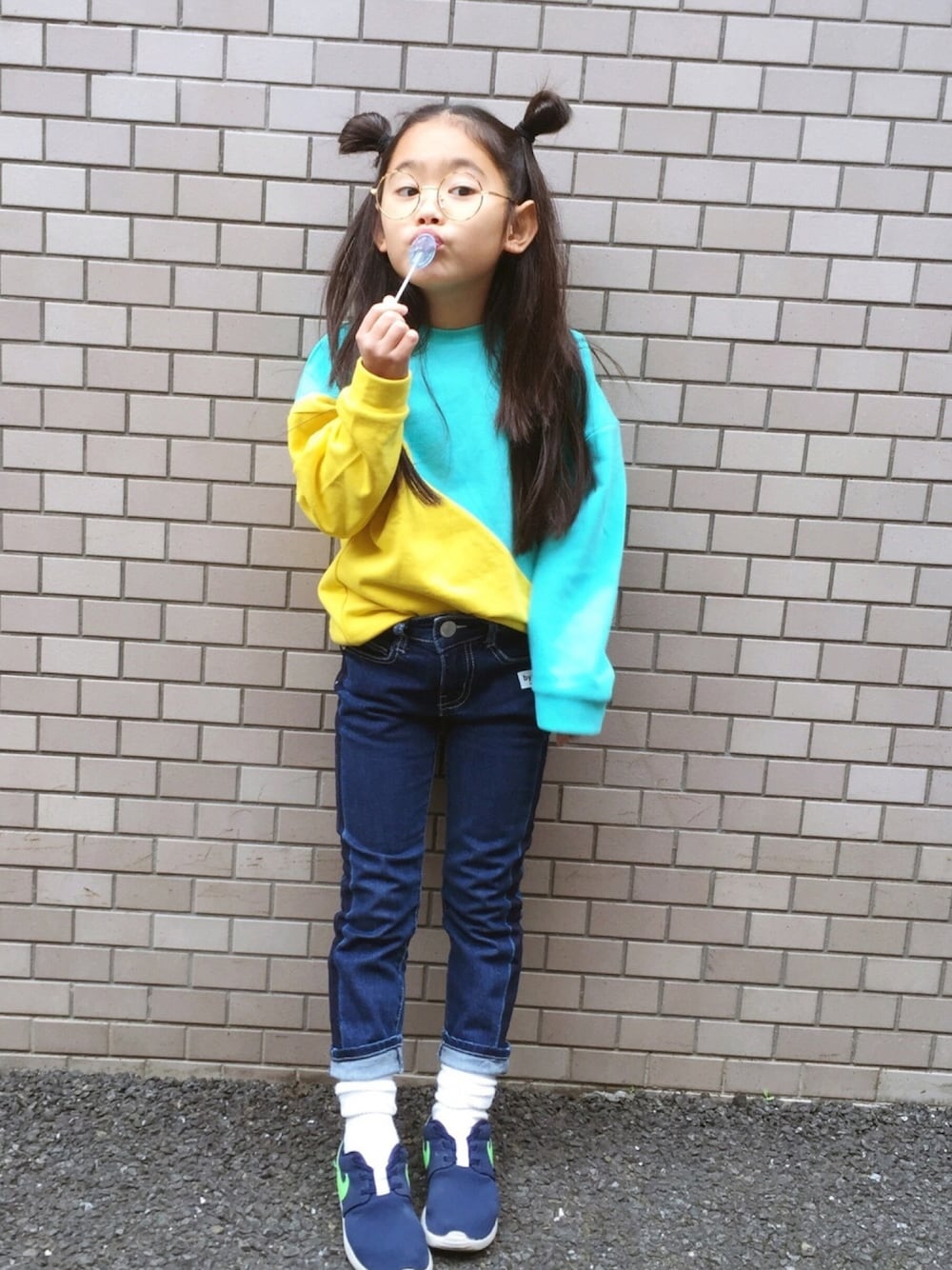 ブルー系のスウェット、ブルー系のデニムパンツ、ブルー系のスニーカーを着用したキッズの春コーディネートの1枚目の写真