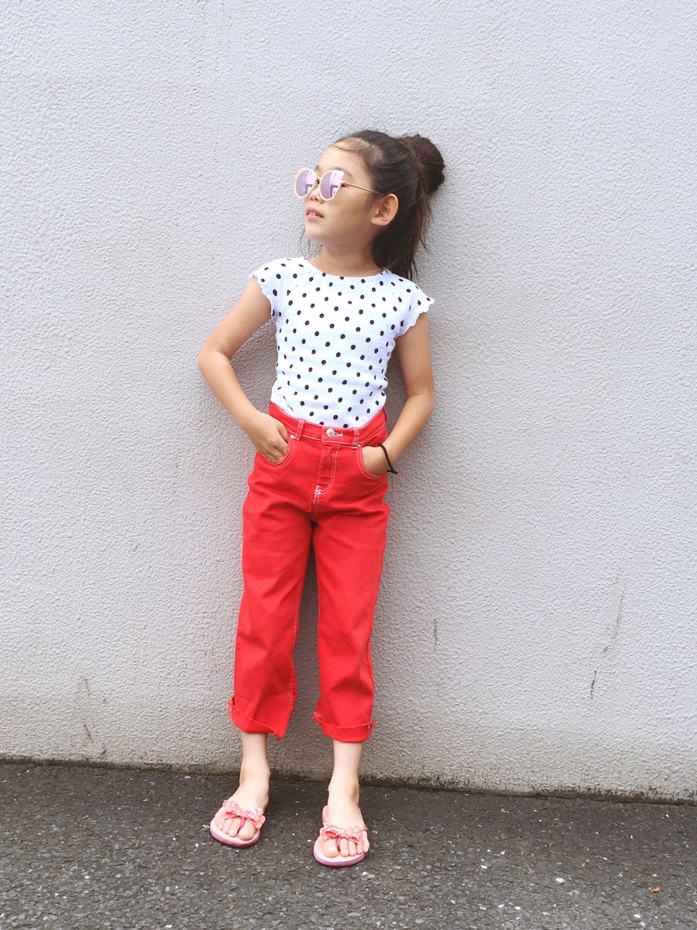 「ドット、赤パンツ、スカーチョ、デニムスカーチョ、ビーチサンダル、夏コーデ、女の子、小学生、紅白、レトロ」｜「ZARA KIDSのアイテム（Tシャツ/カットソー、ホワイト系）」を使った、マチュさん（キッズ・120cm）の夏コーディネートの1枚目の写真