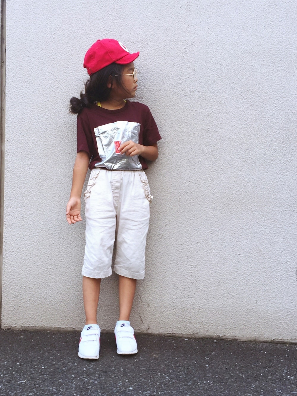 ベージュ系のその他パンツ、レッド系のTシャツ/カットソー、ホワイト系のスニーカーを着用したキッズの秋コーディネートの1枚目の写真