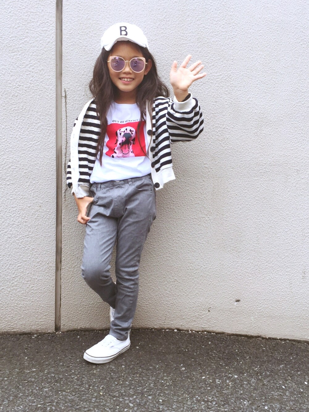 「秋服準備はじめました、カーディガン、Tシャツ、キャップ、プリントT、グレーパンツ、VANS、スニーカー、ボーダーカーディガン、秋コーデ」｜「ZARA KIDSのアイテム（カーディガン/ボレロ、ブラック系）」を使った、マチュさん（キッズ・123cm）の秋コーディネートの1枚目の写真