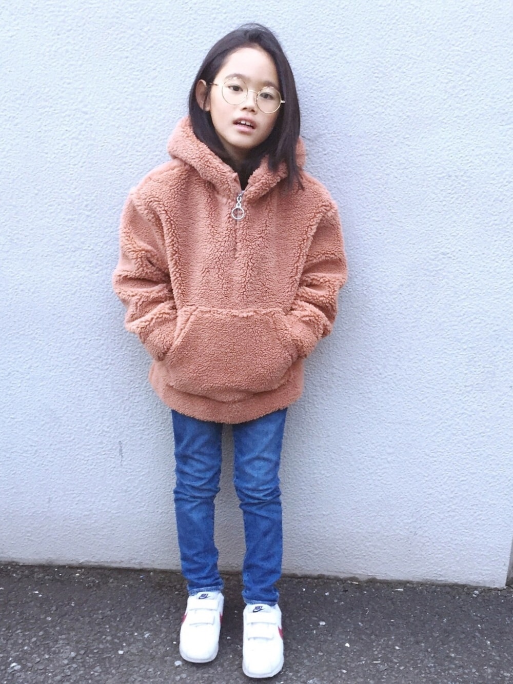 「パーカー、ボアパーカー、スキニーデニム、丸メガネ、女の子、冬コーデ、白スニーカー、小学生、ZARA、ユニクロ」｜「ZARA KIDSのアイテム（パーカー、ブラウン系）」を使った、マチュさん（キッズ・125cm）の秋コーディネートの1枚目の写真