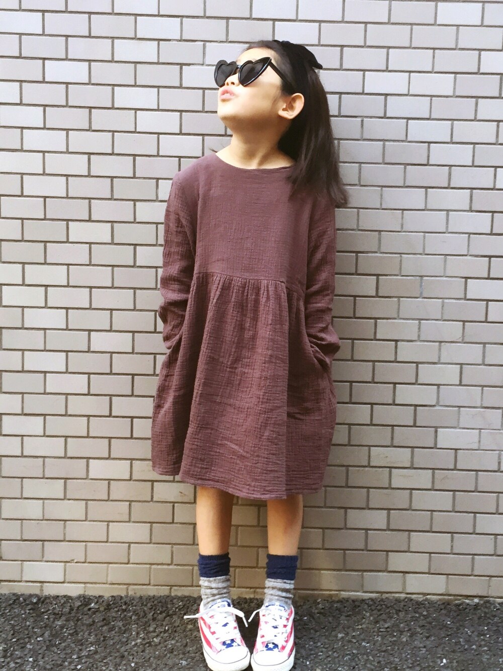 「アイラブCONVERSE、ワンピース、スニーカー、コンバース、トリコロール、無地ワンピース、カラーソックス、ハイソックス、小学生、女の子」｜「pairmanonの【リンクコーデ】ダブルガーゼ リラックス ワンピース（ワンピース、ブラウン系）」を使った、マチュさん（キッズ・125cm）の冬コーディネートの1枚目の写真