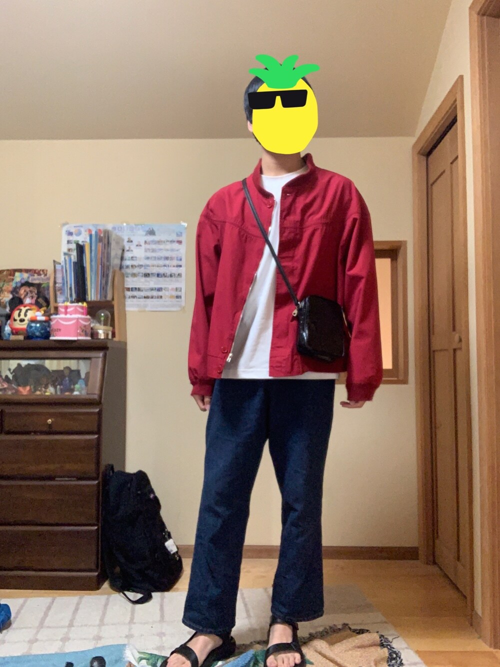 ホワイト系のTシャツ/カットソー、レッド系のMA-1、ブラック系のショルダーバッグを着用したメンズの春コーディネートの1枚目の写真