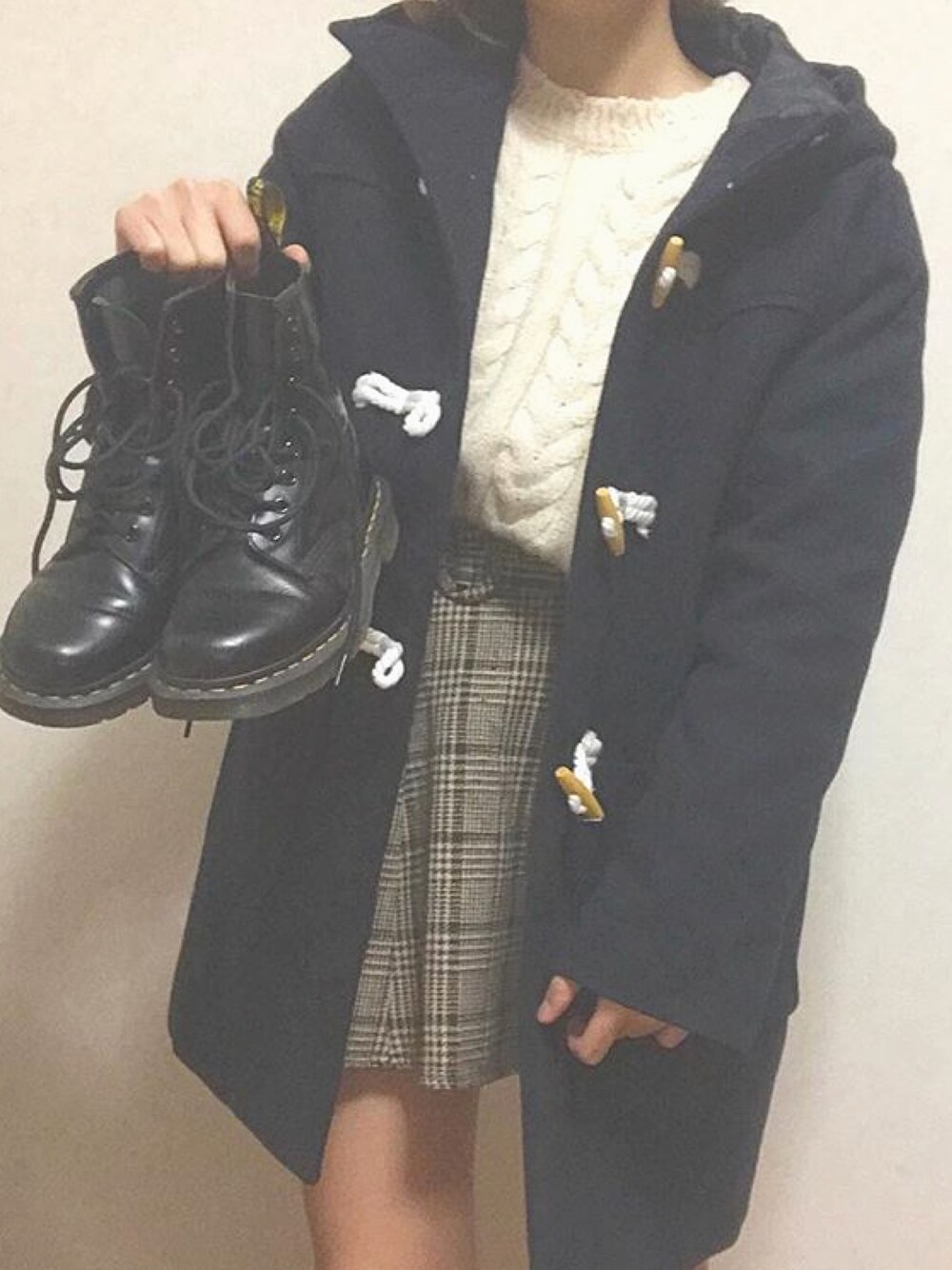 「ダッフルコート、白ニット、チェックスカート、ゆるニット、プチプラ、GU、ドクターマーチン、Dr.Martens、ネイビー」｜「no brandのアイテム（ダッフルコート、ブラック系）」を使った、おかゆ❤︎彡さん（レディース・156cm）の冬コーディネートの1枚目の写真
