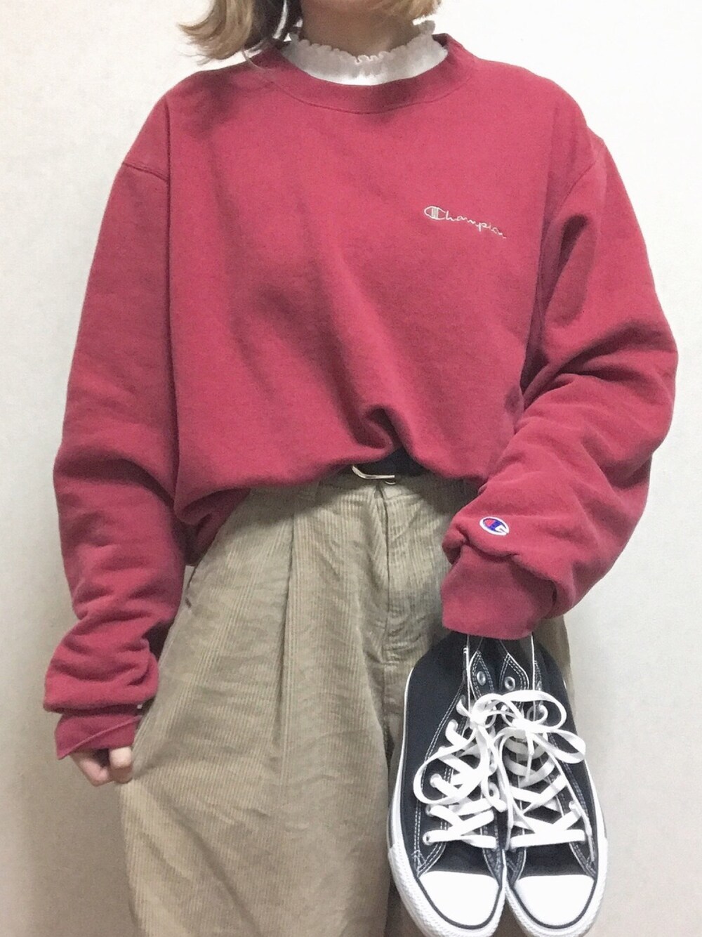 「スウェット、Champion、古着、古着MIX、ゆるコーデ、メンズライク、コーデュロイ、ワイドパンツ、スニーカー、コンバース」｜「ChampionのChampion/チャンピオン　REVERSE WEAVE CREW/リバースウィーブ　クルースウェット（スウェット、レッド系）」を使った、おかゆ❤︎彡さん（レディース・156cm）の冬コーディネートの1枚目の写真