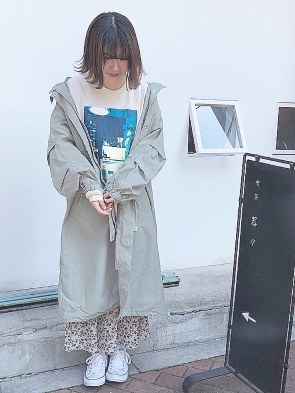 「レイヤードstyle、花柄ワンピース、花柄、Kastane、春アウター、コンバース、カーキ、カーキアウター、春コーデ、スプリングコート」｜「w closetのロングフードドロストコート（その他アウター、グリーン系）」を使った、おかゆ❤︎彡さん（レディース・157cm）の冬コーディネートの1枚目の写真