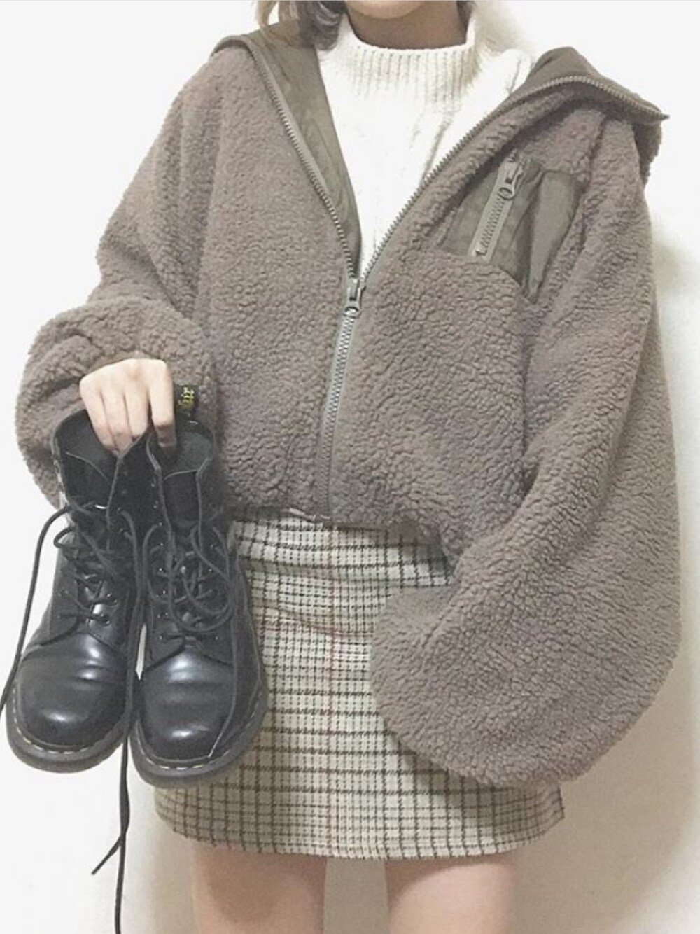 「秋のカフェオレコーデ、ボア、ボアブルゾン、ボリューム袖、Dr.Martens、ゆるコーデ、秋のコーデ、ワントーンコーデ、チェック、チェックスカート」｜「apres jourのもこもこフードボアブルゾン【ZOZOTOWN限定アイテム】（ブルゾン、ブラウン系）」を使った、おかゆ❤︎彡さん（レディース・157cm）の秋コーディネートの1枚目の写真