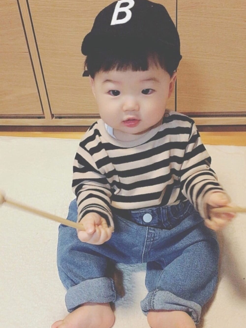 ブラック系のTシャツ/カットソー、ブルー系のデニムパンツ、ブラック系のキャップを着用したキッズの秋コーディネートの1枚目の写真