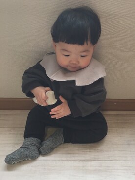 「アイテム（スタイ/よだれかけ、グレー系）」を使った、omameさん（キッズ・70cm）の冬コーディネート