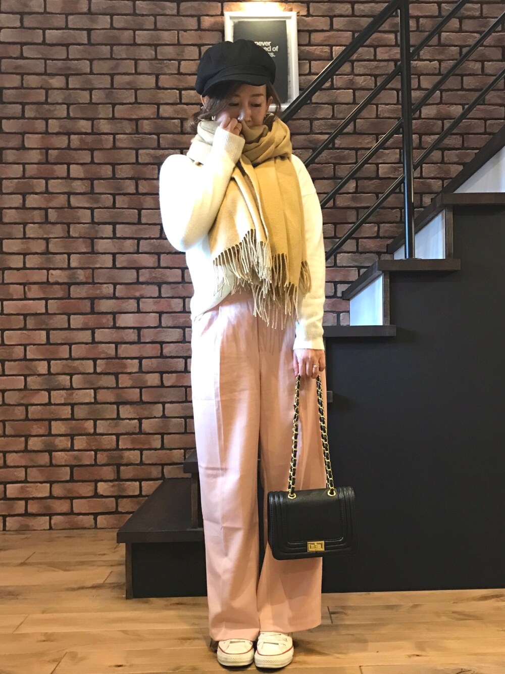「チェーンバッグ、ワイドパンツ、ピンクパンツ、大人カジュアル、ストール、キャスケット」｜「and Meのアイテム（ニット/セーター、ホワイト系）」を使った、チカにゃんさん（レディース・155cm）の春コーディネートの1枚目の写真