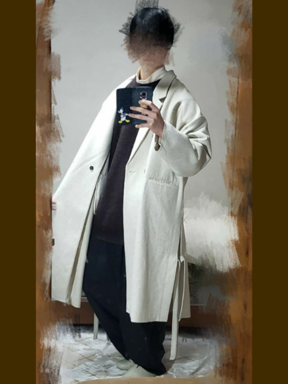 ホワイト系のチェスターコート、ホワイト系のTシャツ/カットソー、ブラウン系のニット/セーターを着用したメンズの冬コーディネートの1枚目の写真