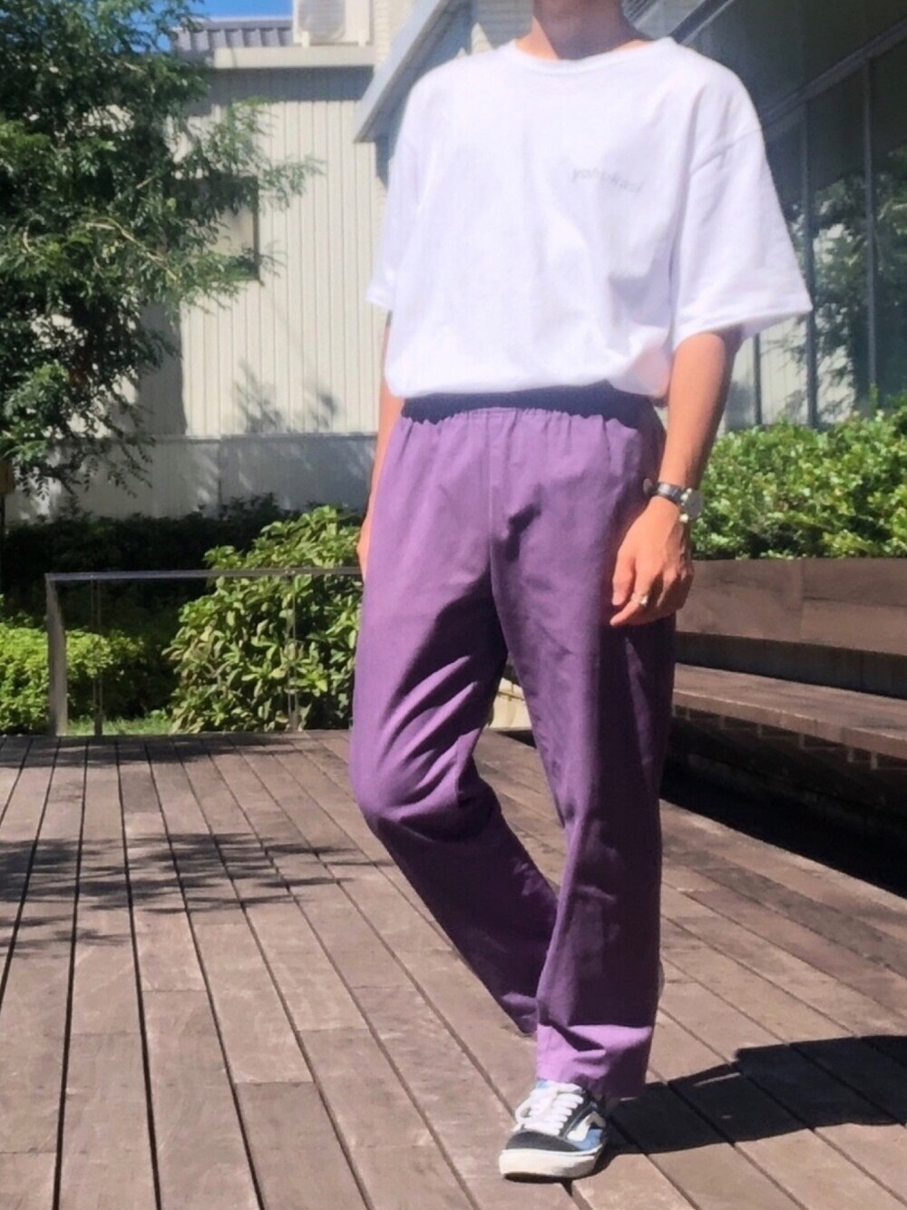 「カラーパンツ、紫、スケータースタイル、カジュアルコーデ、おしゃれさんと繋がりたい、remer、GU、プチプラ、プチプラコーデ、紫パンツ」｜「remerの"yohukashi" back print loose Tee/ "yohukashi"バックプリントルーズロゴT（Tシャツ/カットソー、ホワイト系）」を使った、cafeにしさん（メンズ・175cm）の夏コーディネートの1枚目の写真