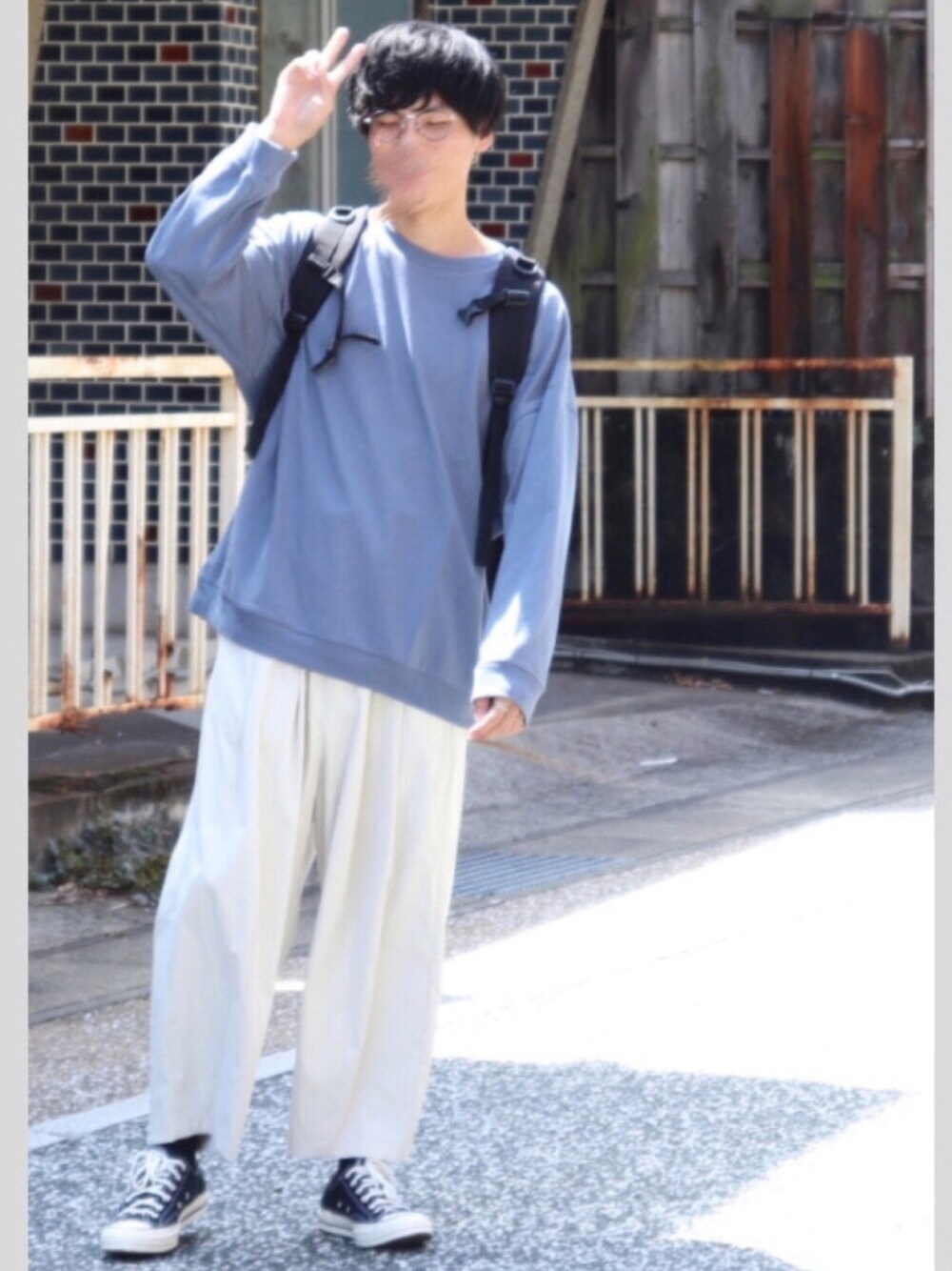 ブルー系のTシャツ/カットソー、ブラック系のバックパック/リュック、ホワイト系のその他パンツを着用したメンズの秋コーディネートの1枚目の写真