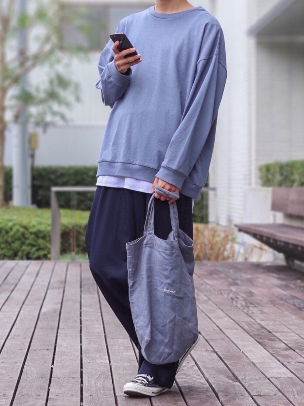 ブルー系のTシャツ/カットソー、ホワイト系のタンクトップ、ブルー系のスラックスを着用したメンズの秋コーディネートの1枚目の写真