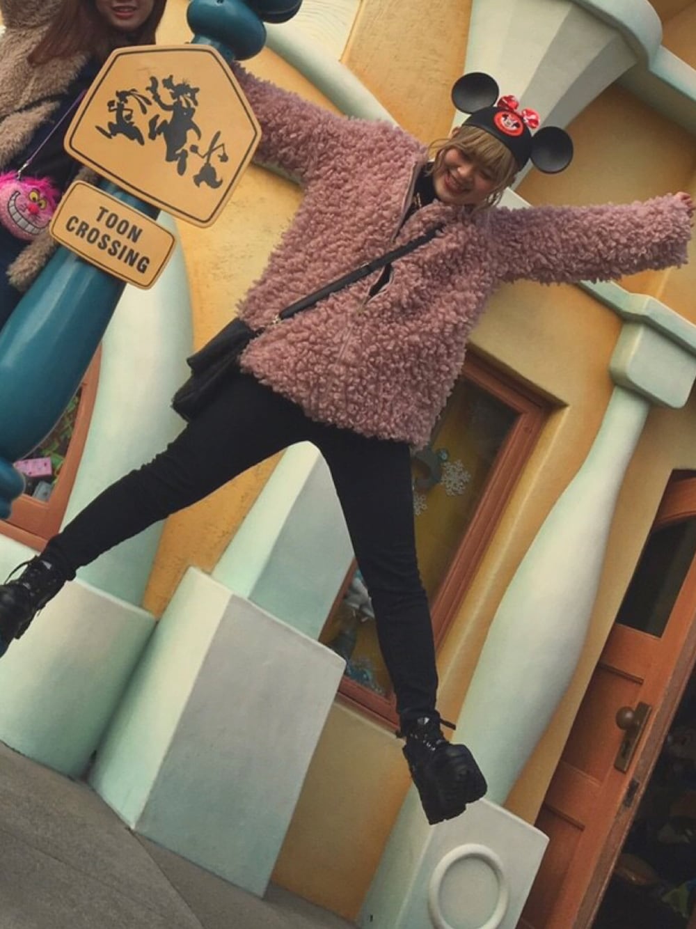 「プードルコート、ディズニー、モコモコアウター、ディズニーコーデ、ドフラミンゴ系女子、TDL」｜「Bab Bou Jeloudの【Bab】≪再入荷≫プードルファーコート（ブルゾン、ピンク系）」を使った、ボブさん（レディース・150cm）の冬コーディネートの1枚目の写真