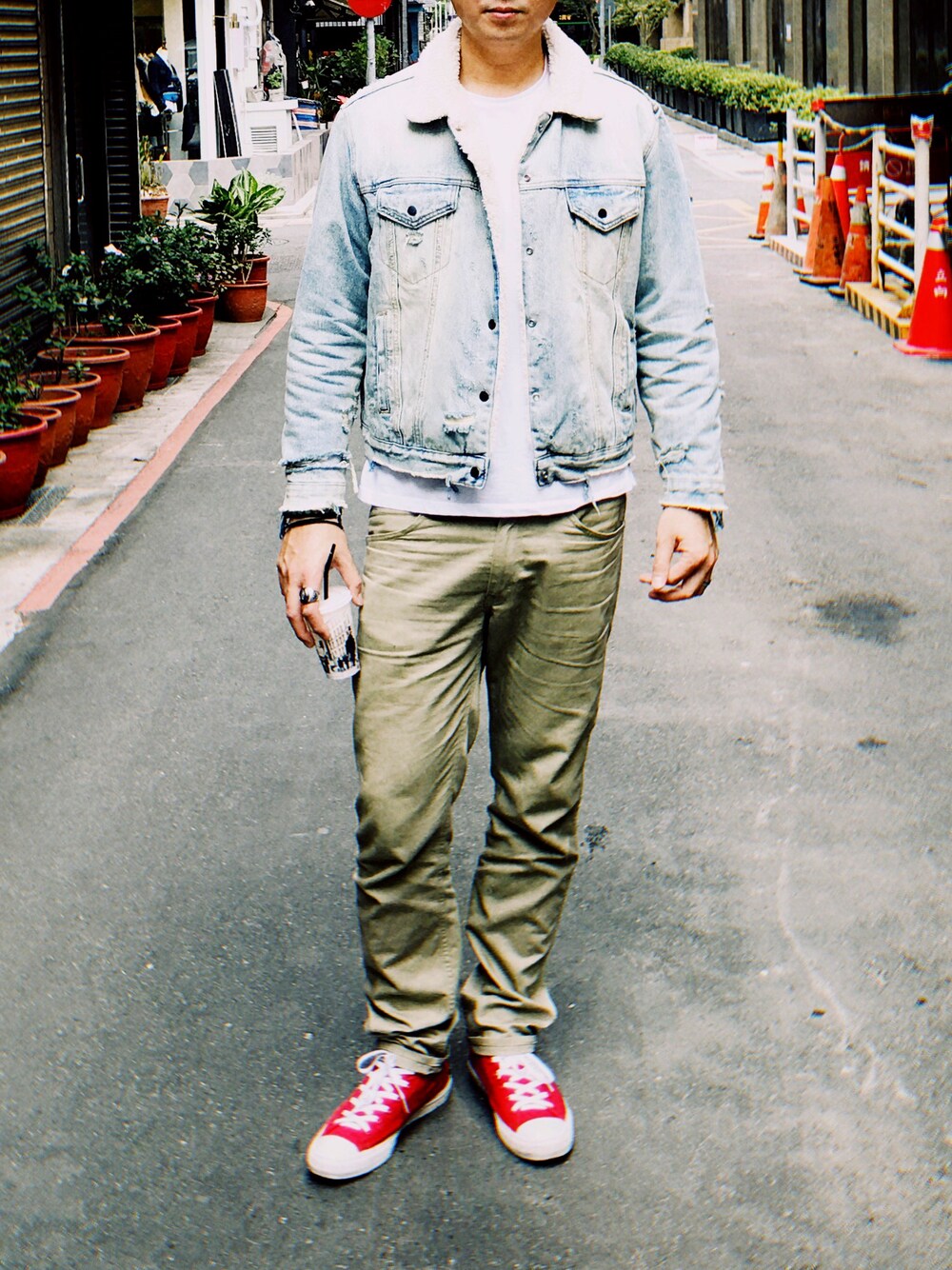 「mnml、Levi's、winter、converse、red」｜「mnmlのアイテム（デニムジャケット、グレー系）」を使った、Van さん（メンズ・194cm）の冬コーディネートの1枚目の写真