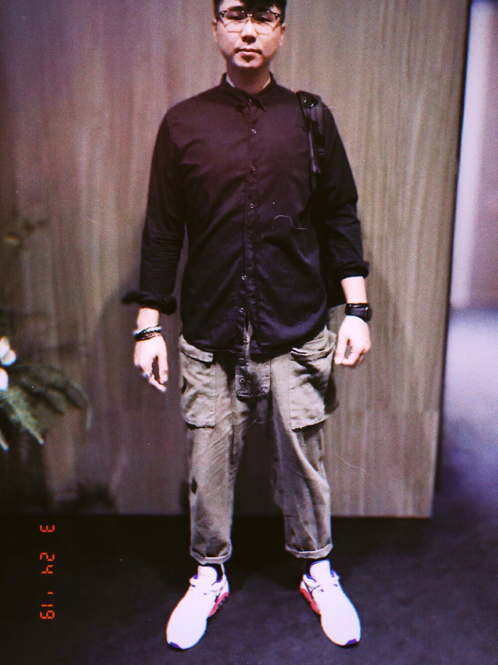 「spring、NIKE、Levi's、sneakers、overall、Chrome Hearts、ray ban、business casual、shirts」｜「Levi'sのアイテム（シャツ/ブラウス、ブラック系）」を使った、Van さん（メンズ・194cm）の春コーディネートの1枚目の写真