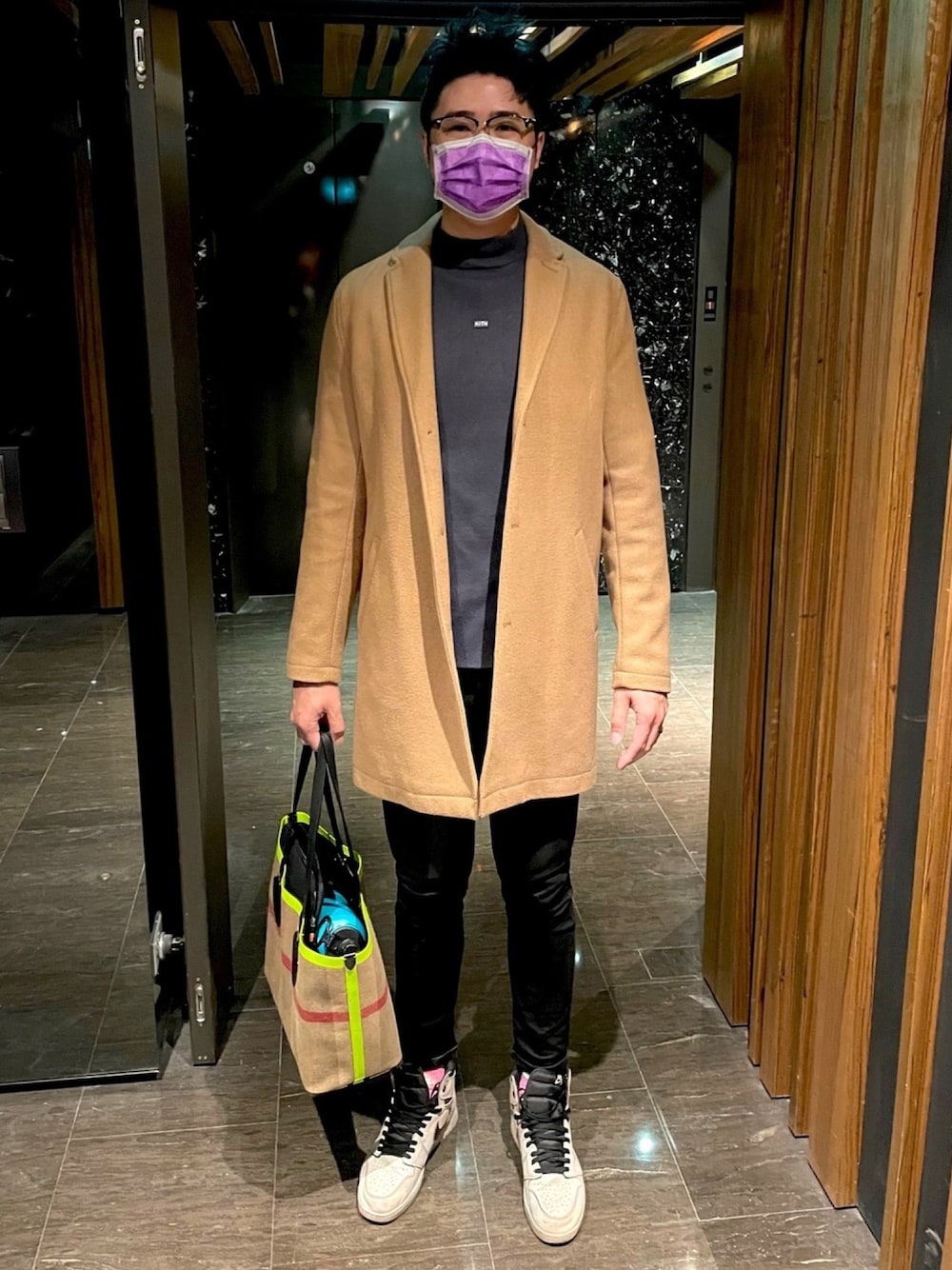 「winter、kith、AIR JORDAN、jordan1、burberry、TOPSHOP、Overcoat」｜「TOPSHOPのアイテム（チェスターコート、ベージュ系）」を使った、Van さん（メンズ・194cm）の冬コーディネートの1枚目の写真