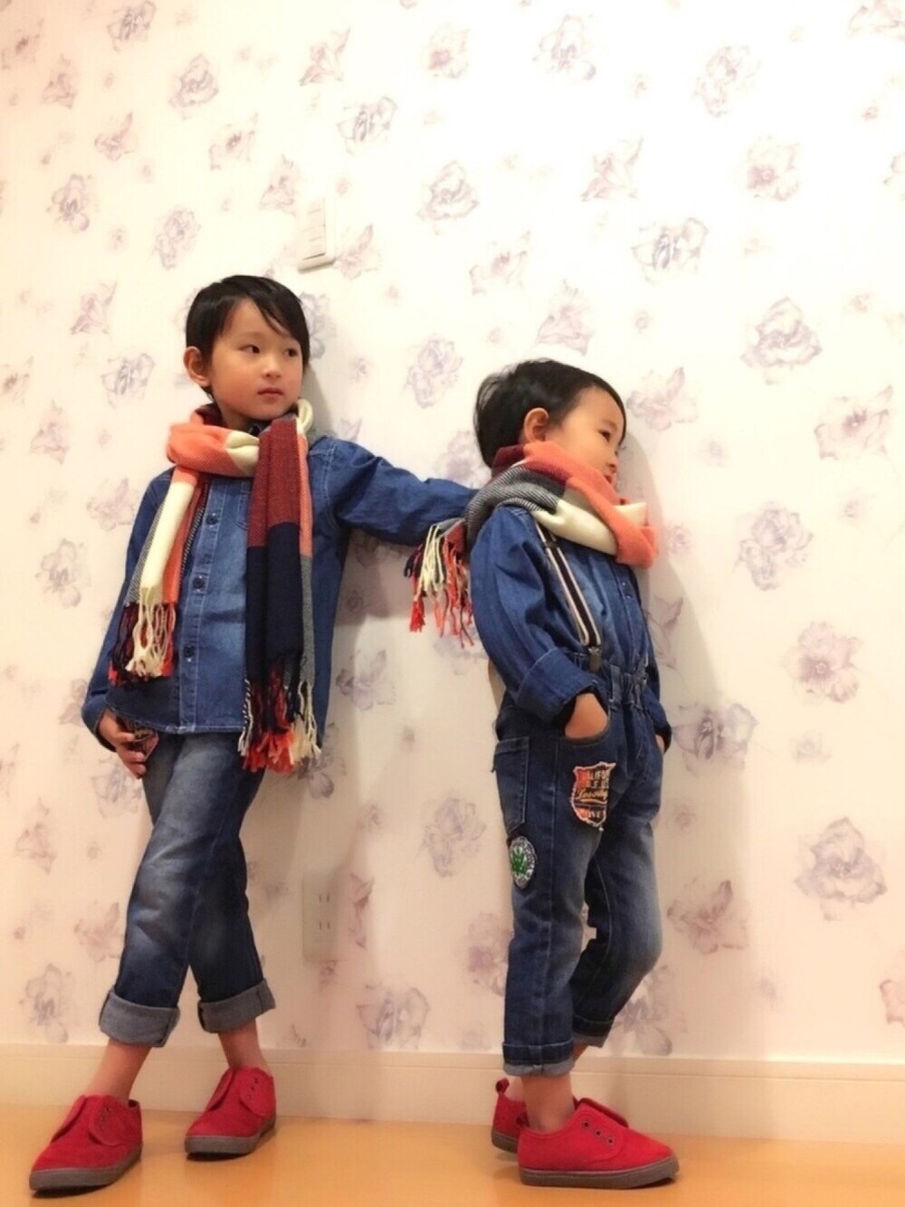 ブルー系のシャツ/ブラウス、レッド系のスニーカー、ブルー系のデニムパンツを着用したキッズの冬コーディネートの1枚目の写真