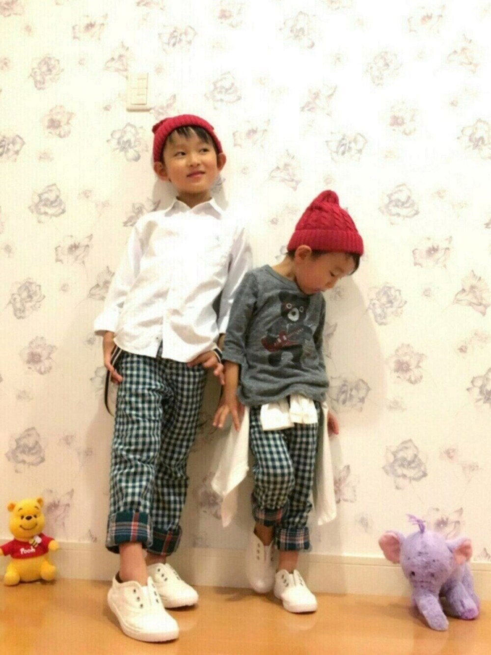 ホワイト系のシャツ/ブラウス、グレー系のTシャツ/カットソー、グリーン系のパンツを着用したキッズの秋コーディネートの1枚目の写真