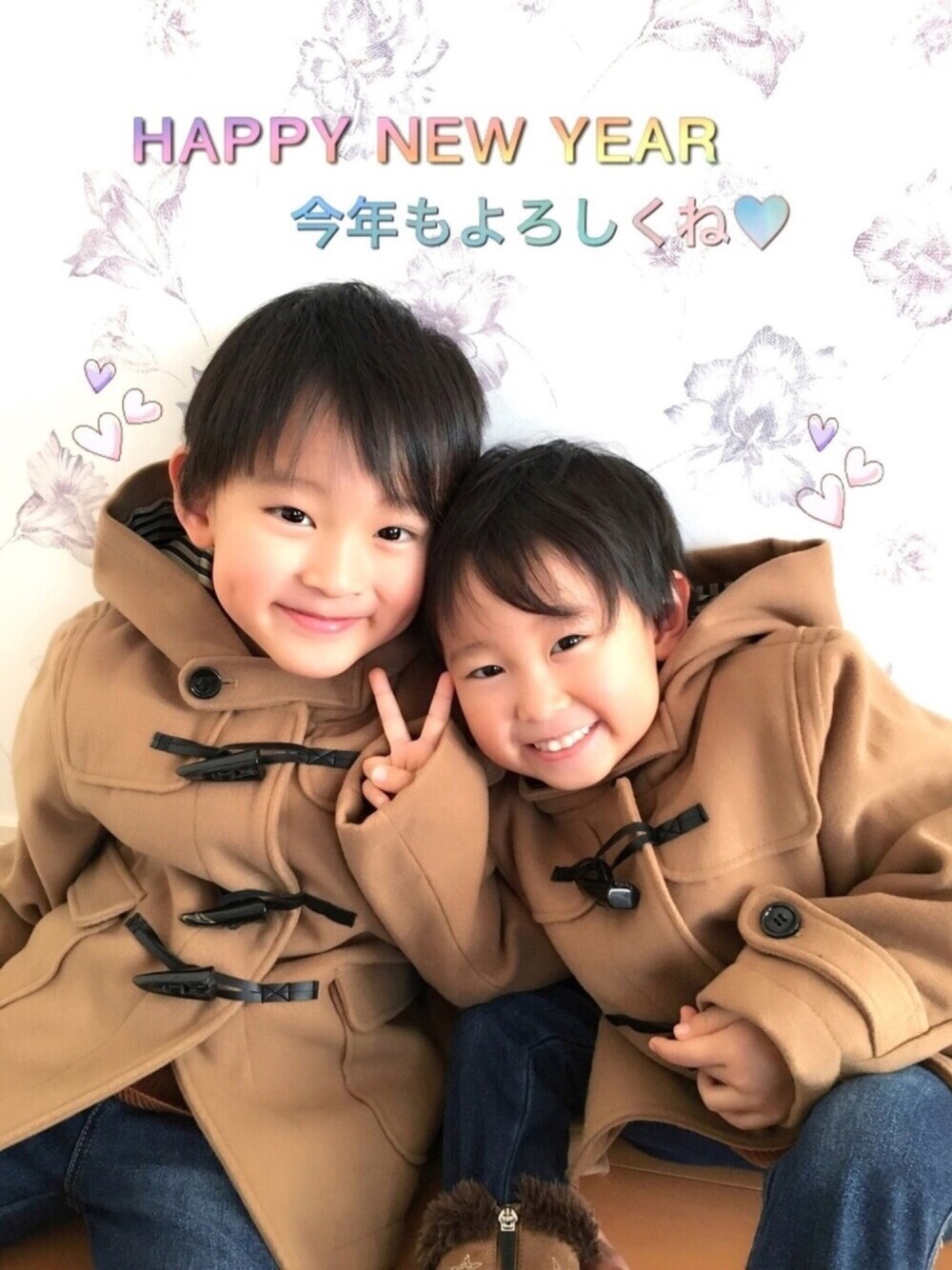 ブルー系のデニムパンツ、ベージュ系のダッフルコート、ホワイト系のその他を着用したキッズの冬コーディネートの1枚目の写真