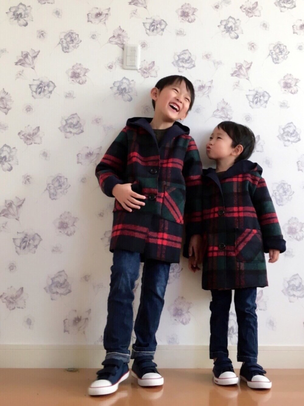 その他のジャケット/アウター、ブルー系のデニムパンツ、ホワイト系のその他を着用したキッズの冬コーディネートの1枚目の写真