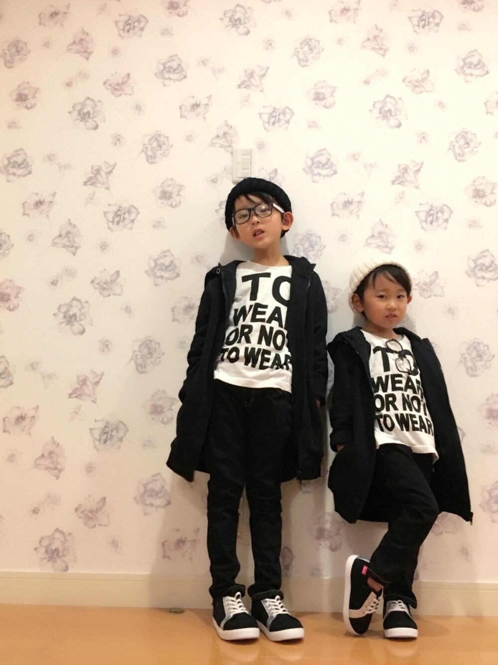 ホワイト系のTシャツ/カットソー、ブラック系のその他パンツ、ブラック系のパーカーを着用したキッズの冬コーディネートの1枚目の写真