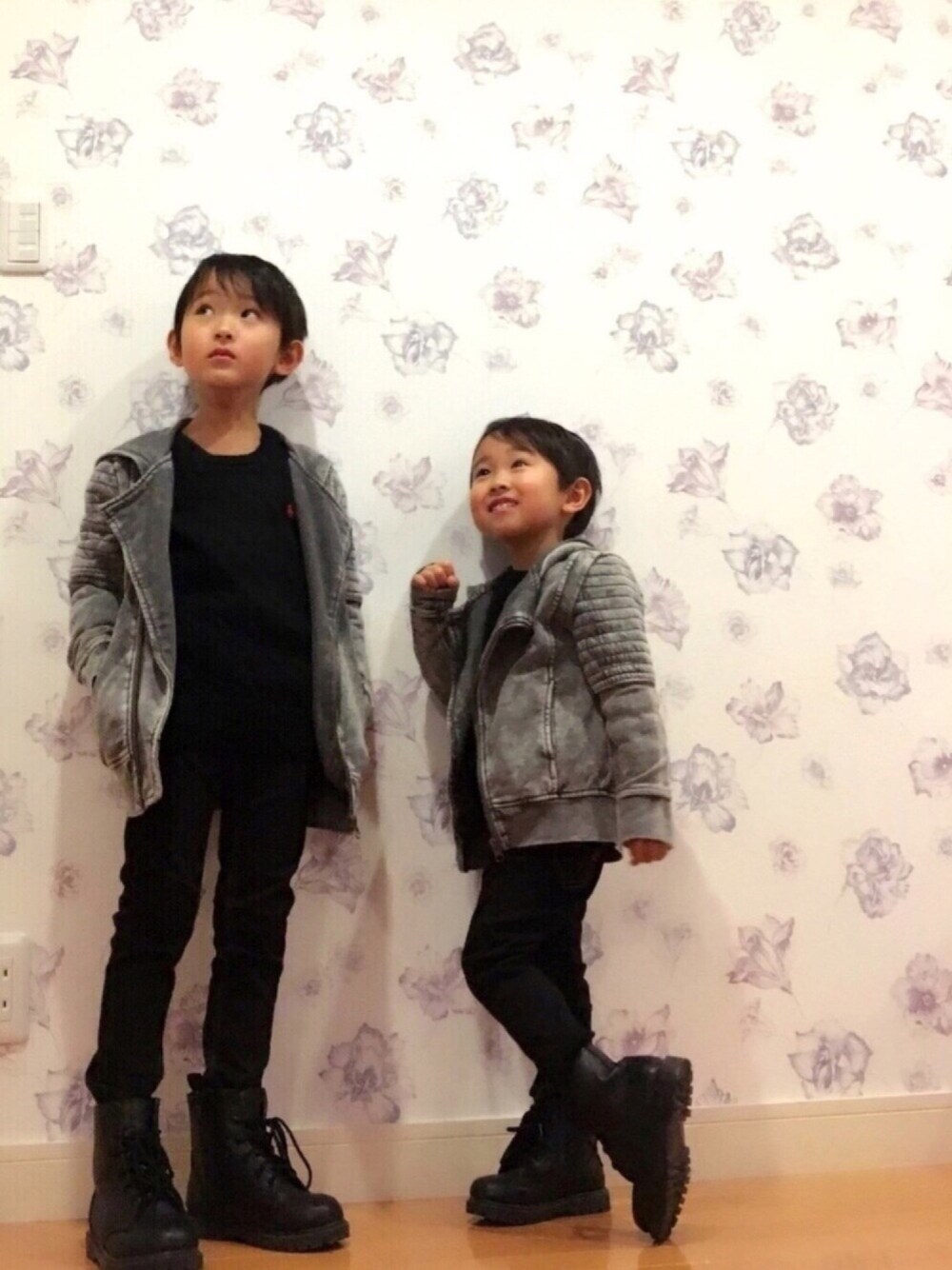 グレー系のパーカー、ブラック系のその他パンツ、ブラック系のブーツを着用したキッズの冬コーディネートの1枚目の写真