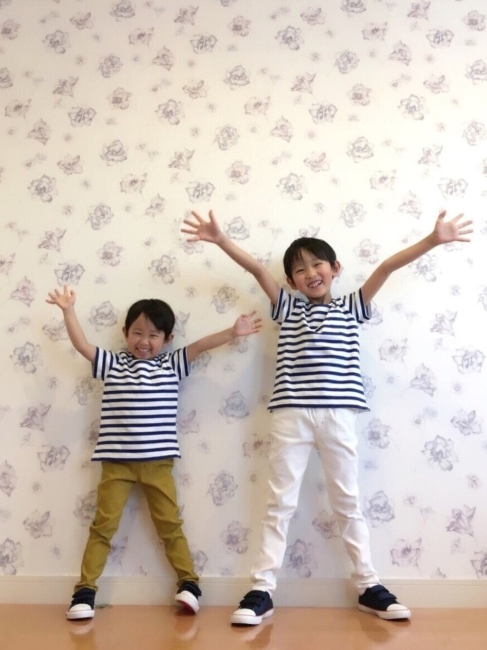 ホワイト系のTシャツ/カットソー、ホワイト系のその他パンツ、イエロー系のその他パンツを着用したキッズの春コーディネートの1枚目の写真