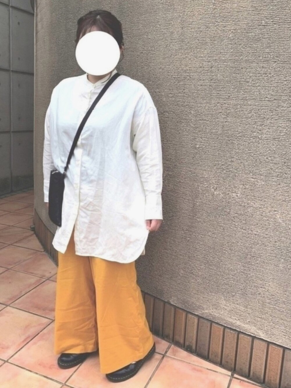 ブラック系のショルダーバッグ、イエロー系のパンツ、ブラック系のローファーを着用したレディースの春コーディネートの1枚目の写真