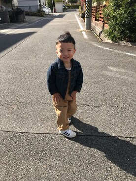 「Carhartt（カーハート）のアイテム（サロペット/オーバーオール）」を使った、すいぼーいさん（キッズ・90cm）の秋コーディネート