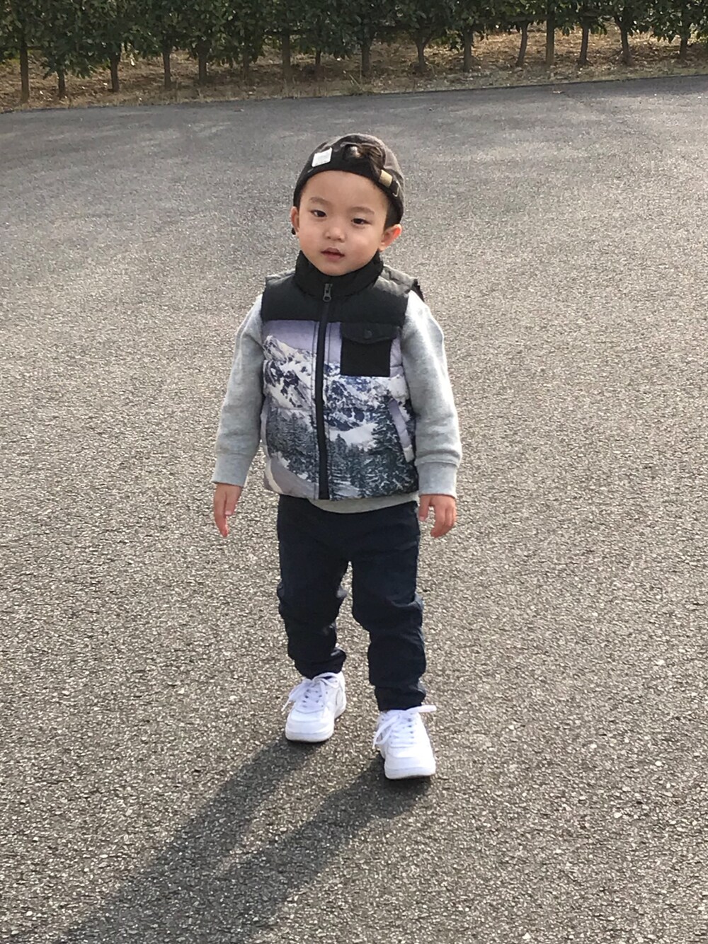 「キッズコーデ、UNIQLO、babygap、GAP、NIKE、kids、カジュアル、プチプラ、スニーカー」｜「babyGAPのアイテム（ダウンベスト、ブラック系）」を使った、すいぼーいさん（キッズ・100cm）の冬コーディネートの1枚目の写真