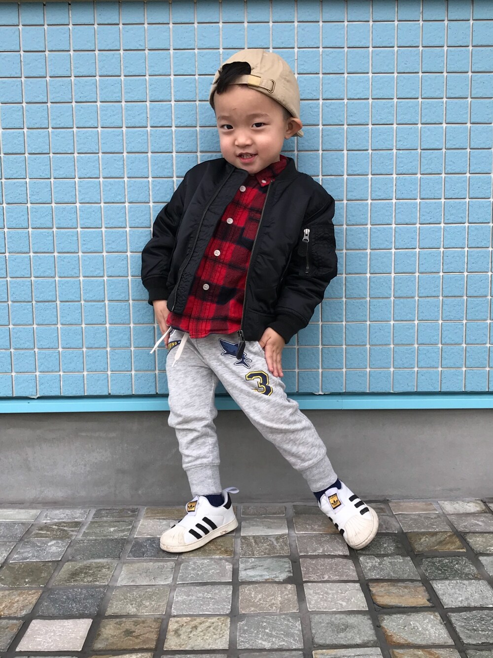「kids、スウェットパンツ、カジュアル、3歳、カジュアルコーデ、MA-1、adidas、H&M、GLOBAL WORK」｜「AVIREXのAVIREX/ アヴィレックス 定番MA-1            （MA-1、ブラック系）」を使った、すいぼーいさん（キッズ・100cm）の冬コーディネートの1枚目の写真