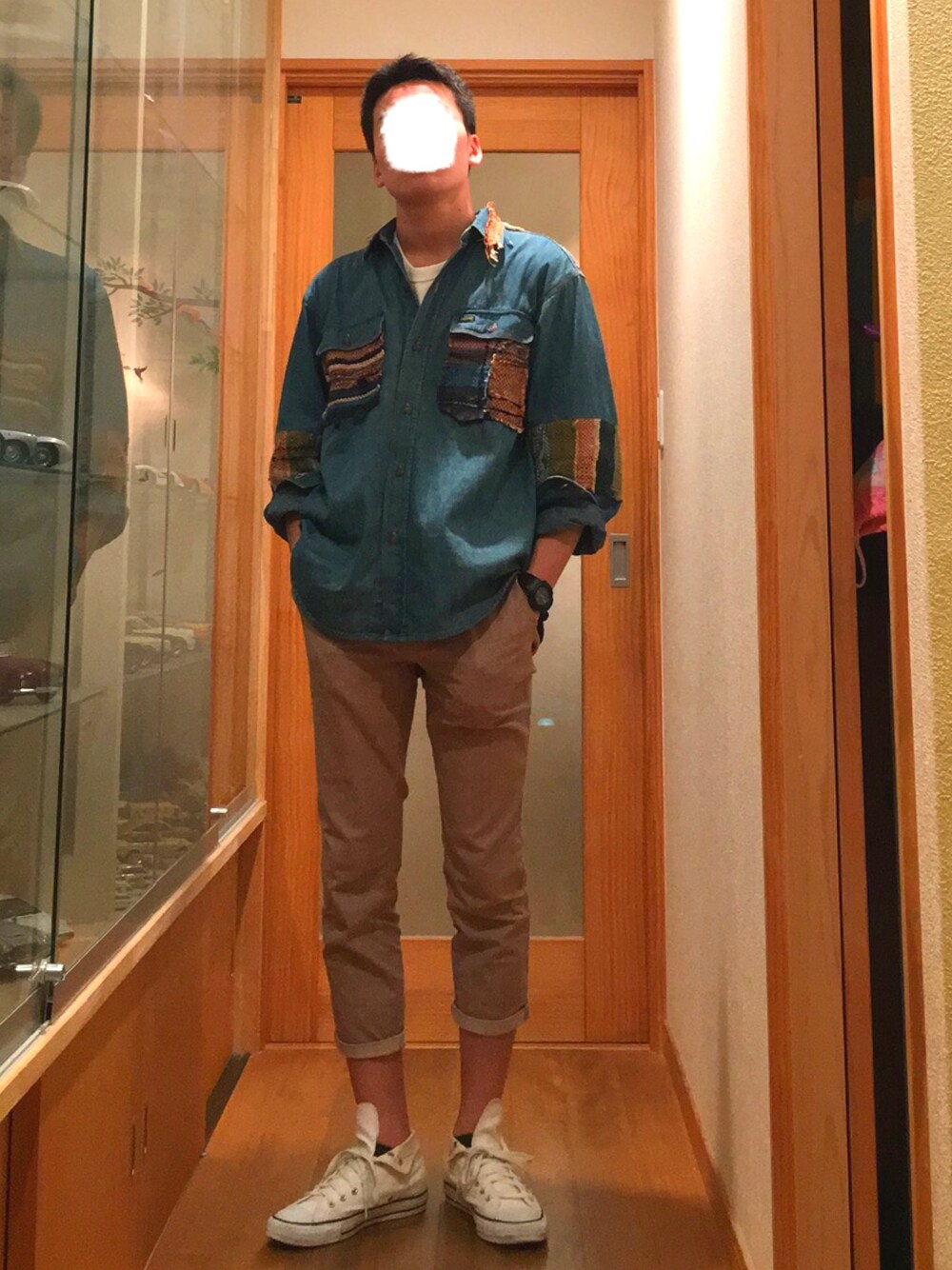 「令和、シンプル、スニーカーコーデ、UNIQLO、白Tシャツ、デニム、デニムシャツ、春コーデ」｜「CONVERSE ALL STARのCONVERSE / コンバース：ALL STAR 100 COLORS HI#（スニーカー、ホワイト系）」を使った、耳小骨さん（メンズ・180cm）の春コーディネートの1枚目の写真