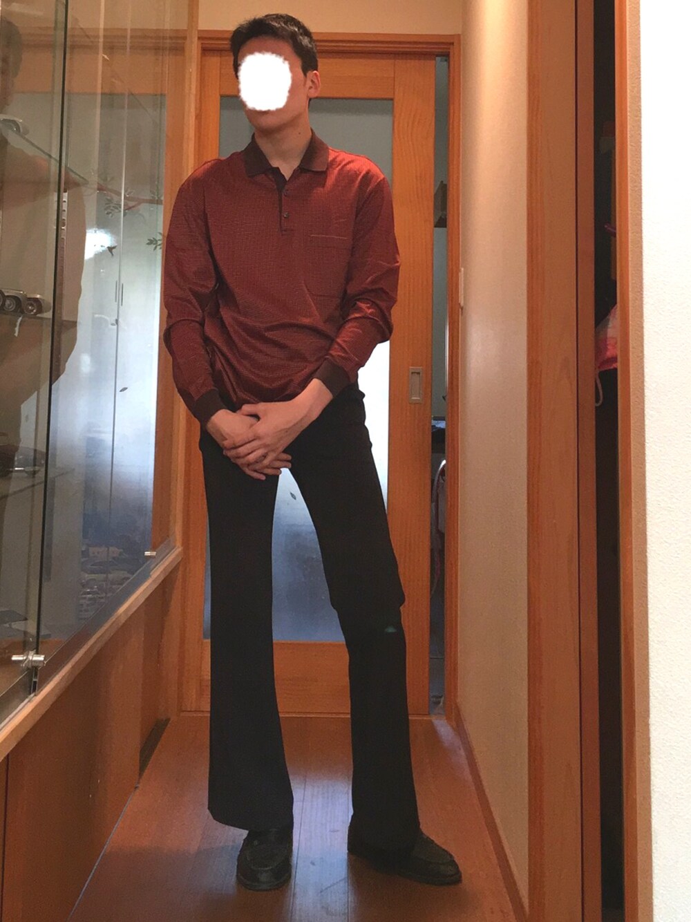 「休日スタイル、シンプル、黒、フレアパンツ、スラックス、チェック、キレイめ」｜「MK MICHEL KLEIN HOMME のアイテム（スラックス、ブラック系）」を使った、耳小骨さん（メンズ・180cm）の春コーディネートの1枚目の写真