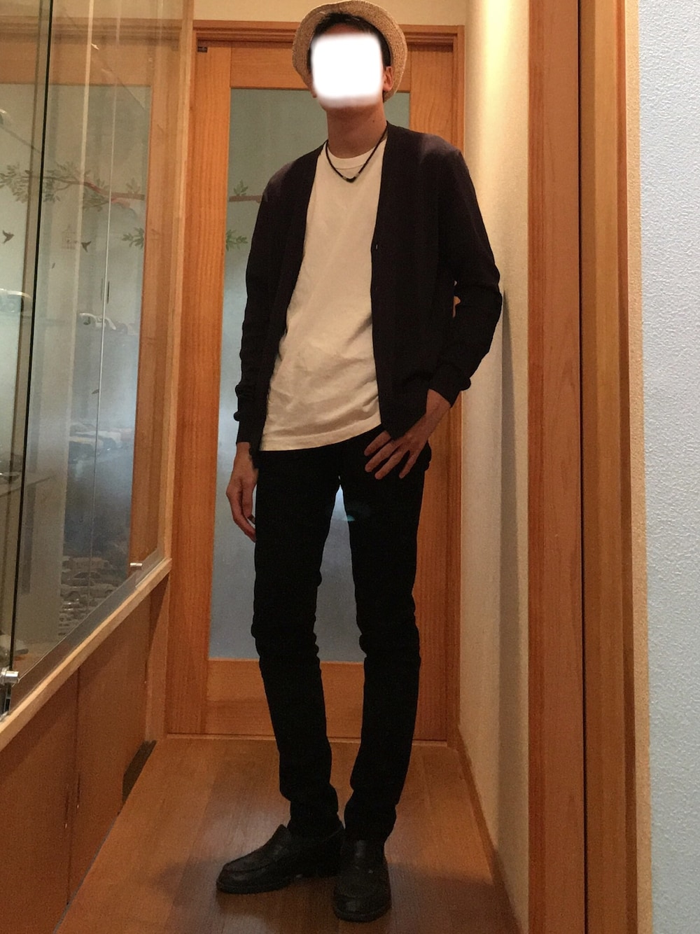 「休日スタイル、シンプルコーデ、黒、デニムパンツ、きれいめカジュアル、黒スキニー、白Tシャツ、UNIQLO、ネックレス」｜「UNIQLOのエアリズムUVカットカーディガン（長袖）（カーディガン/ボレロ、ブラック系）」を使った、耳小骨さん（メンズ・180cm）の春コーディネートの1枚目の写真