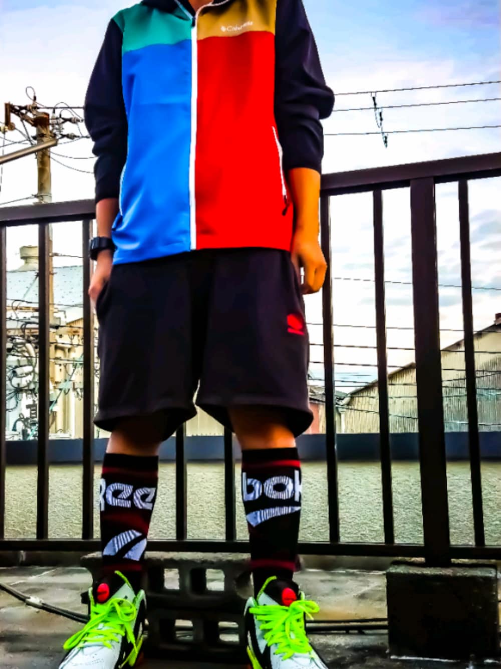 「ストリート、バスケコーデ、reebok、夏、カラフル、バスケ、Columbia、おしゃれさんと繋がりたい、くつした」｜「Columbiaのアイテム（マウンテンパーカー、その他）」を使った、iamきいちさん（メンズ・180cm）の夏コーディネートの1枚目の写真