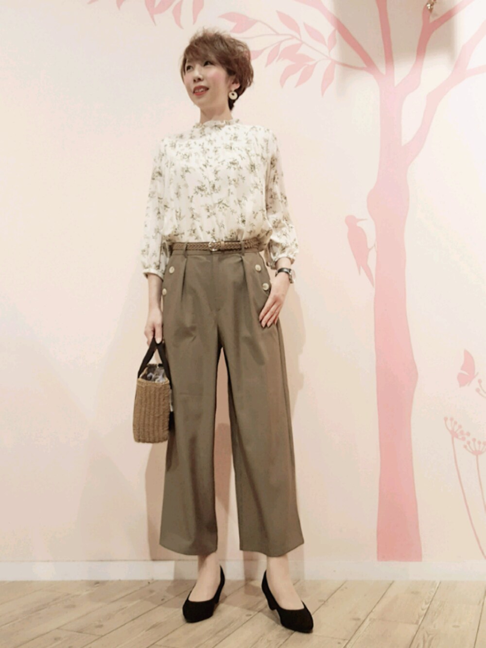 「春コーデ、シューラルー、かごバッグ、ワイドパンツ、オトナカジュアル、パンプス 黒、花柄ブラウス、キレイめ、ベルト、ママコーデ」｜「DRESKIPのアイテム（パンツ、グリーン系）」を使った、yokoさん（レディース・170cm）の春コーディネートの1枚目の写真
