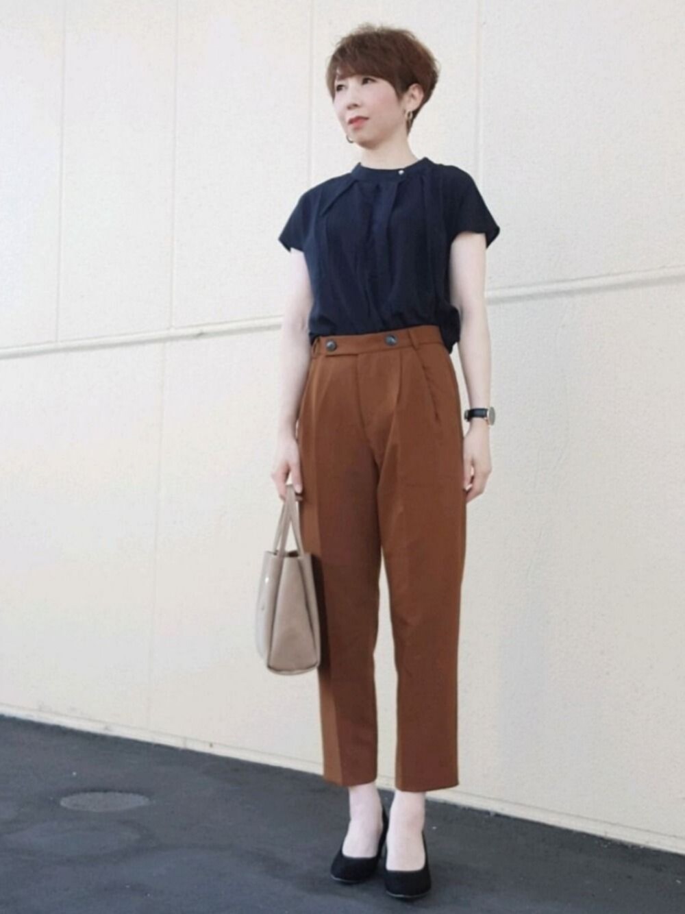 「シューラルー、骨格診断ナチュラル、大人コーデ、テーパードパンツ、パンツスタイル、プチプラコーデ、キャメル、ブラウス、オフィスカジュアル、通勤コーデ」｜「DRESKIPの【M-L】ドビーストライプパール調ボダンブラウス（シャツ/ブラウス、ブルー系）」を使った、yokoさん（レディース・170cm）の夏コーディネートの1枚目の写真