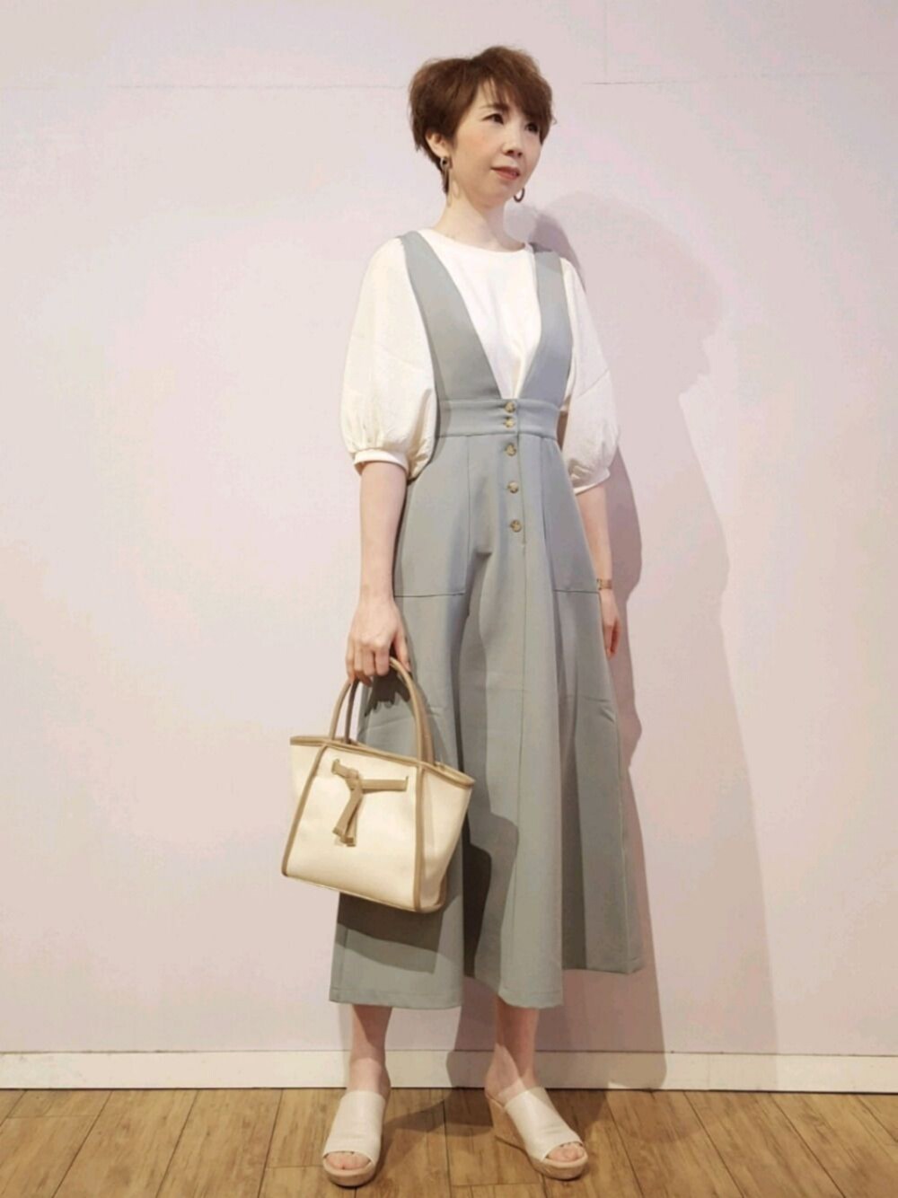 「シューラルー、サス付きスカート、ワンピース、ボリューム袖、高身長、サンダル、ロングスカート、お出かけコーデ、ママコーデ、大人フェミニン」｜「DRESKIPの異素材使いボリューム袖Tシャツ（Tシャツ/カットソー、ホワイト系）」を使った、yokoさん（レディース・170cm）の春コーディネートの1枚目の写真