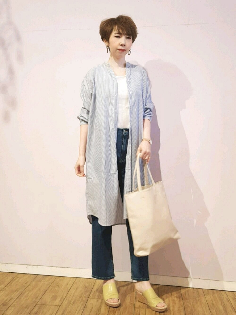 「シューラルー、シャツワンピ、デニムパンツ、オトナカジュアル、プチプラ、サンダル、春夏コーデ、高身長」｜「SHOO・LA・RUEの【M-3L】セルロースバンドカラーワンピース（ワンピース、ブラック系）」を使った、yokoさん（レディース・170cm）の春コーディネートの1枚目の写真