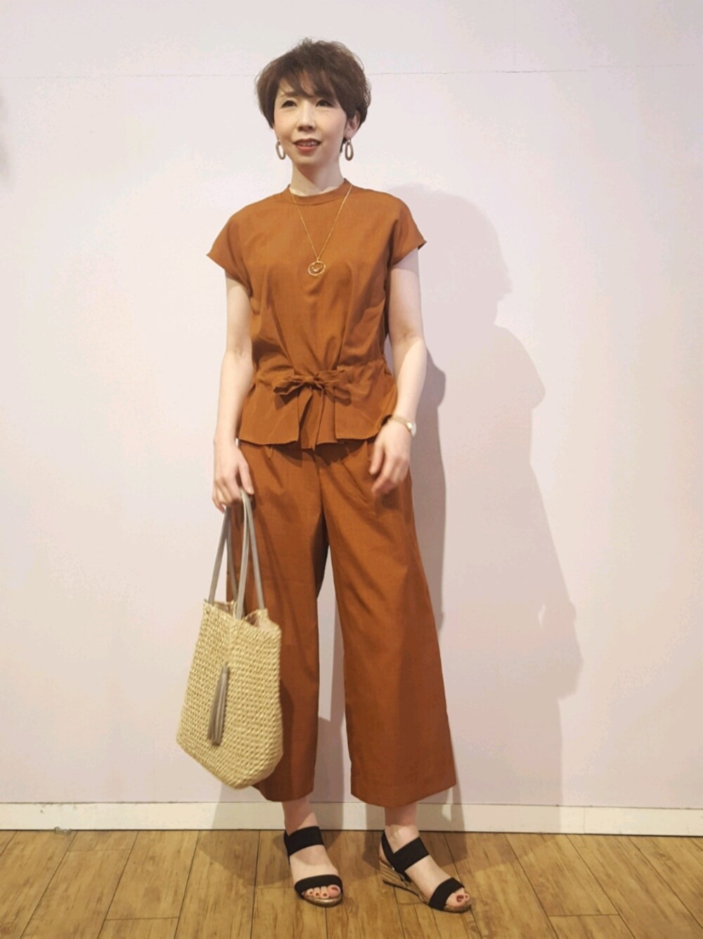 「シューラルー、セットアップ、リネンライク、休日スタイル、夏コーデ、サンダル、シューダル、かごバッグ、高身長」｜「SHOO・LA・RUEの全30色展開！ウェッジソールサンダル「シューダル」（サンダル、ブラック系）」を使った、yokoさん（レディース・170cm）の春コーディネートの1枚目の写真