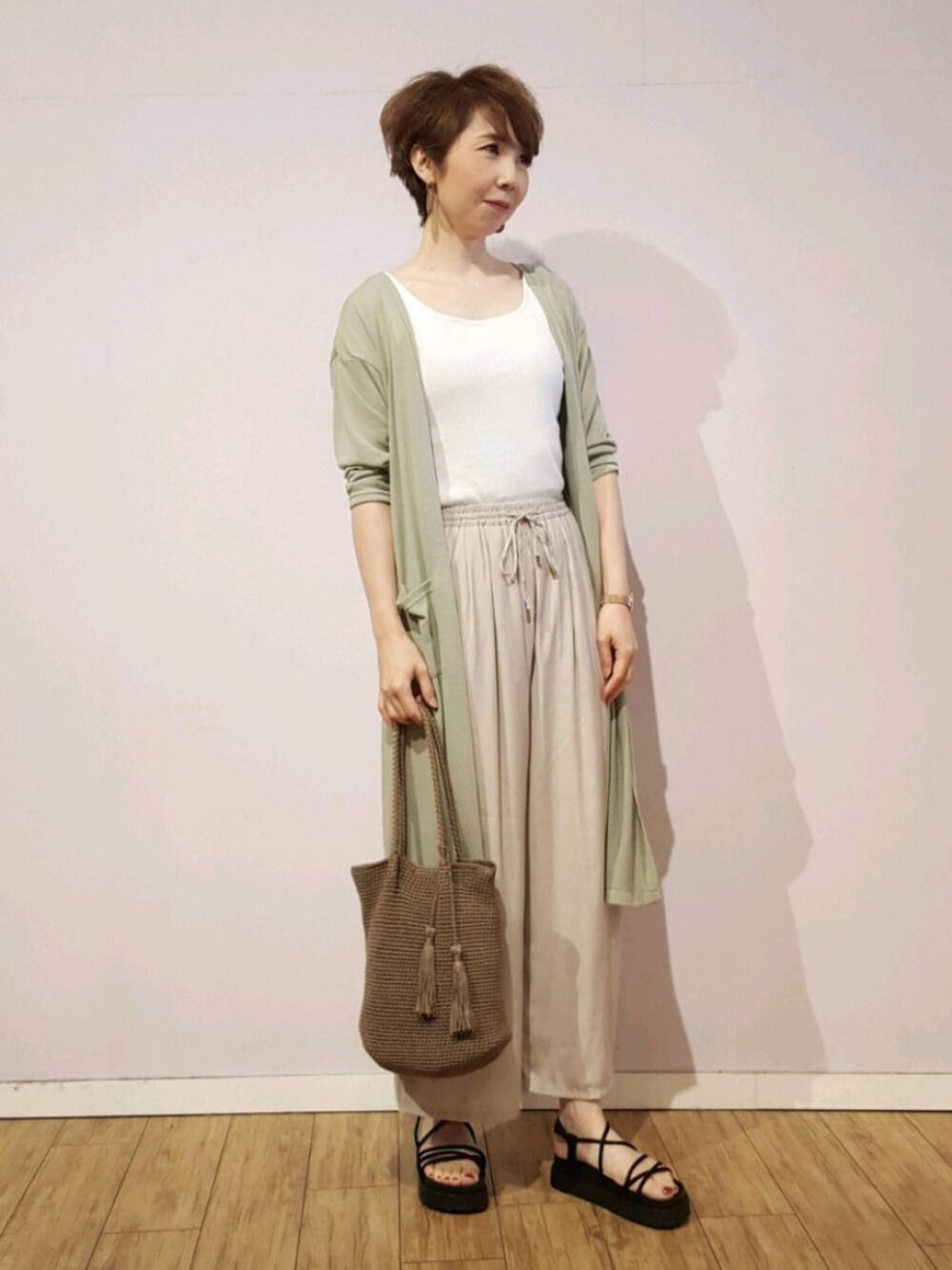 「シューラルー、プチプラコーデ、ワイドパンツ、おうち時間、厚底サンダル、高身長、カーディガン、休日コーデ、かごバッグ、サテンパンツ」｜「DRESKIPの厚底アシメストラップサンダル（サンダル、ブラック系）」を使った、yokoさん（レディース・170cm）の春コーディネートの1枚目の写真