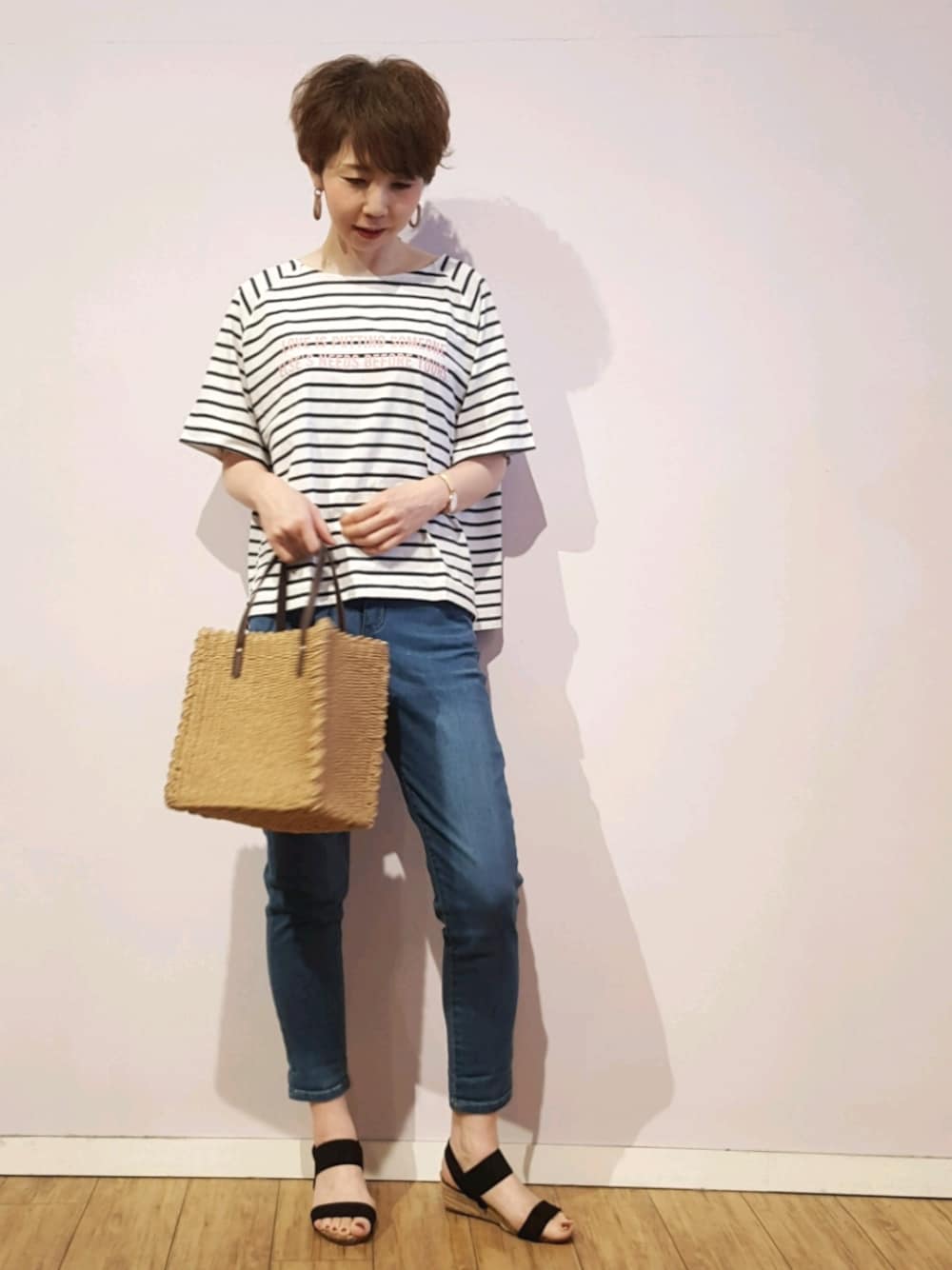 「シューラルー、ボーダーTシャツ、スキニーパンツ、かごバッグ、シンプルコーデ、ラクチンコーデ、お家スタイル、プチプラ、Tシャツ、高身長」｜「SHOO・LA・RUEの全30色展開！ウェッジソールサンダル「シューダル」（サンダル、ブラック系）」を使った、yokoさん（レディース・170cm）の夏コーディネートの1枚目の写真